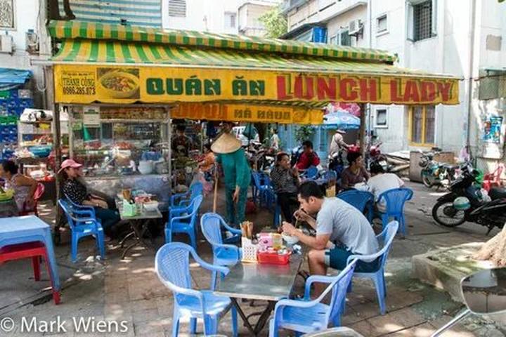 Tỏa Sáng Trên Mạng Xã Hội: Chuyên Gia Trang Điểm & Hotspot Matrix